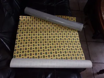 Pour loisirs créatifs : Lot 1 rouleau de tissu à coller et 1 restant de rouleau mousse
