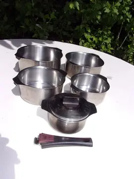 Lot 7 articles de cuisine comprenant 5 casseroles diverses 1 couvercle et 1 manche amovible