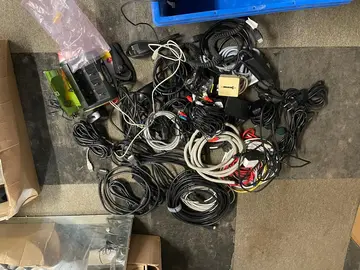 lot de cables et chargeur de piles