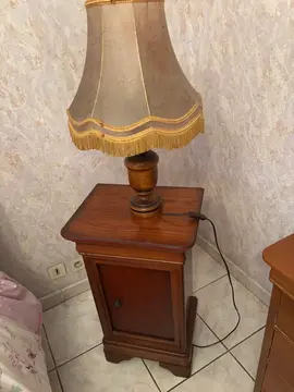 table de chevet + lampe