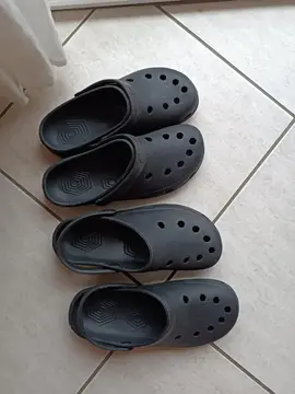 deux paires de sabots en plastique style crocs pointure 41