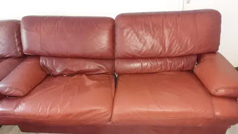 canapé cuir de bulle avec réparation à prevoir