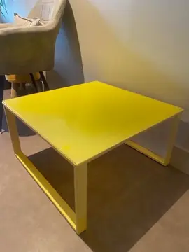 table jaune, pieds métalliques et dessus en verre trempé achetée chez FLY