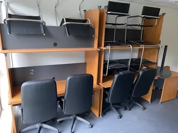 6 bureaux, chaises, armoire