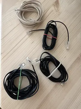 4 cables : 2 x RJ11 RJ11, 2 x RJ11 RJ45