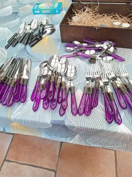 ménagère couverts : douze de chaque de bonne qualité avec son coffre