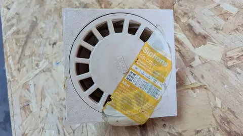 Siphon de cour avec emboîture incorporée verticale