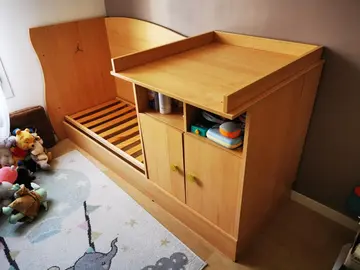 Lit pour enfant avec barrière et table à langer