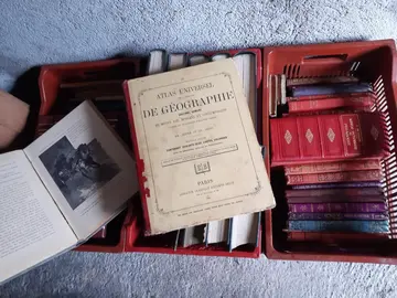 LOT DE VIEUX LIVRES ET ENCYCLOPEDIES