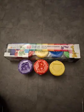 Lot 8 pots de pâte à modeler