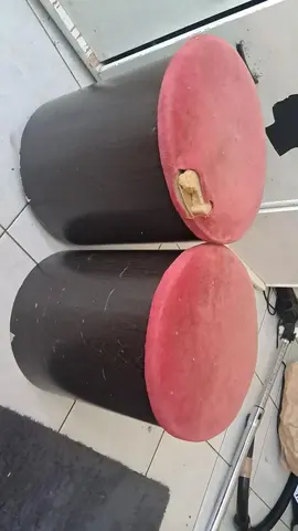 2 pouffs
