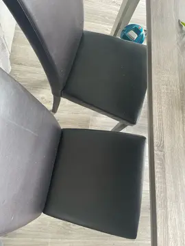 grande table bon état et 4 chaises pour dépanner