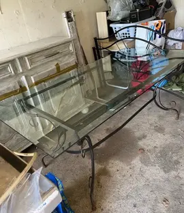 table en verre avec pieds en metal