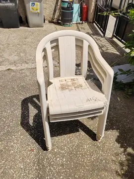 3 chaise en plastique