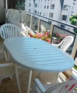 Table et 8 chaises de jardin en plastique blanc