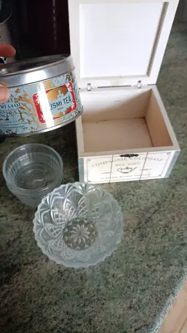 boîte à thé et vaisselle