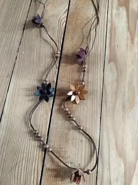 Très joli collier en cuir