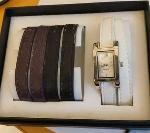 montre marionnaud neuve avec plusieurs bracelets