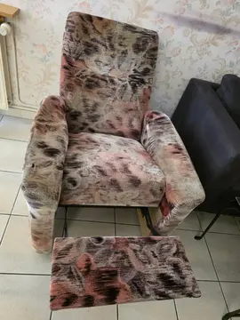 Donne fauteuil. Il est un peu abîmé mais super confortable.