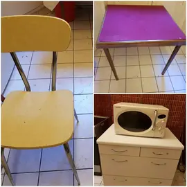 meuble de cuisine, micro-ondes, chaises en formica, table
