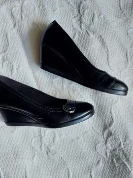 Chaussures compensées noires Bata