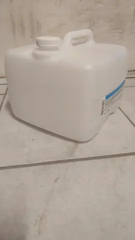 5 bidons de 5l ayant contenu de l'eau déminéralisée