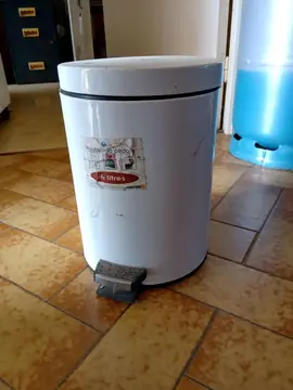 Petite poubelle métallique blanche