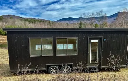 Mobil-Home Noir de 16m² Meublé, Une Nouvelle Chance !