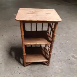 Petite table - Largeur 42 cm - Profondeur 32 cm - Hauteur 70 cm
