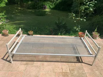 Lit métallique une place pour enfant