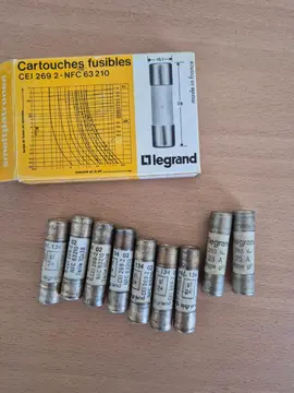 Lot fusibles : 7x2A, 2x25A