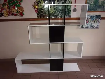 Meuble cases à 4 niveaux Hauteur totale 145 cm Epaisseur 30 cm Coloris blanc et noir