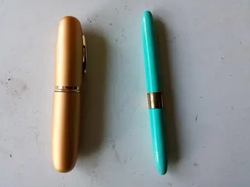 Pinceau blush et tube mascara à remplir