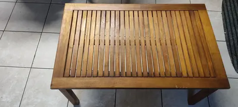 petite table en bois intérieur ou extérieur en bonne état juste un petit accroc voir photos