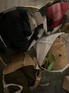 4 sacs à donner ( vêtement femme et enfants ) premier arrivé premier servis.