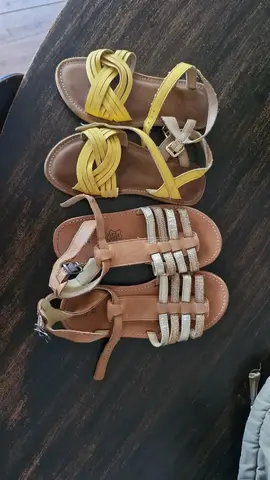 2 paires de sandales 31 et 33