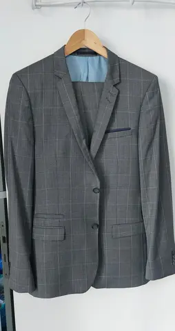 veste et pantalon à réparer