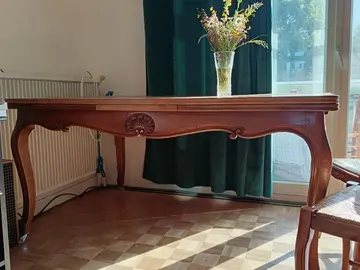 grande table de salle à manger en bois avec rallonges et deux chaises