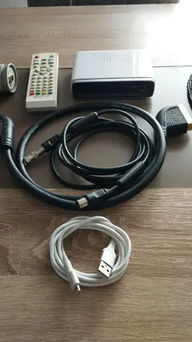 câbles et boitier tv + babiole