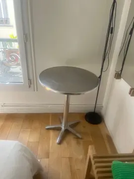 table en métal et une lampe