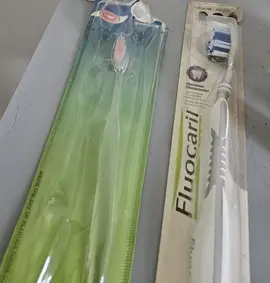 Donne 2 brosses à dents neuves sous blister