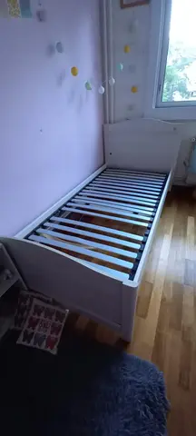 lit en bois une personne