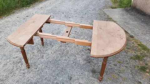 Table extensible à refaire. Le système fonctionne, il faut refaire le plateau