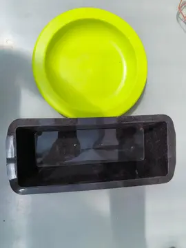 3 assiettes en plastique et 1 moule rectangulaire en silicone