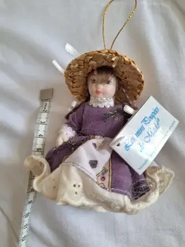 Mini-poupée en porcelaine véritable Violet
