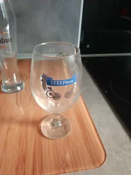 Donne verre à bière EFES Pilsen