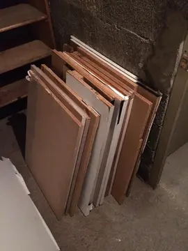 Lot de planches d'un ancien placard