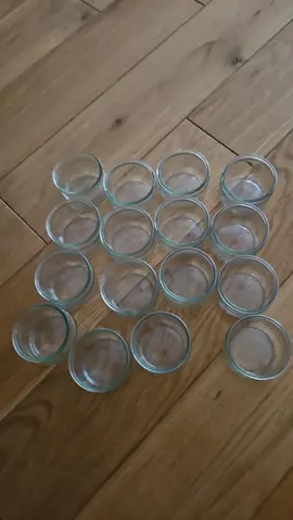 16 petits pots en verre
