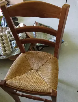 donne table avec chaises en bois, un mini four et un micro-ondes
