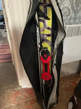 chaussures de ski et mini skis